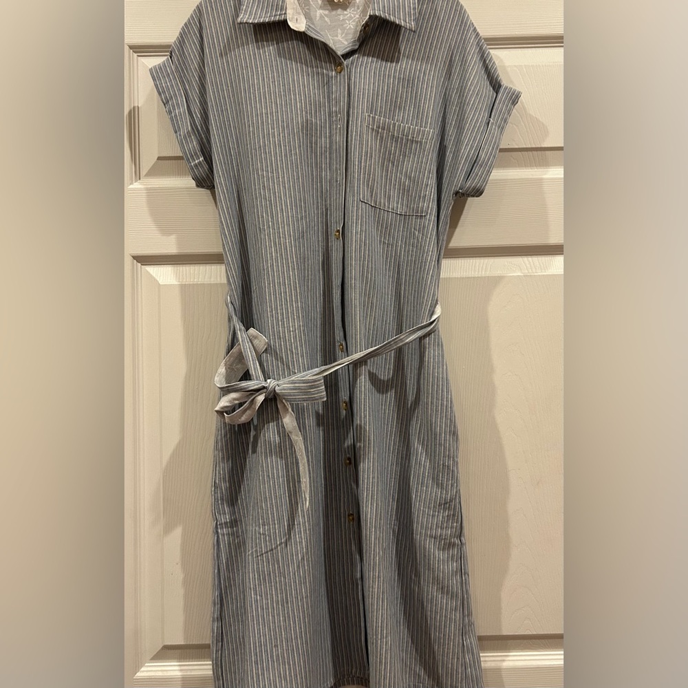 Hem & Thread Blue and White Floral
Linen shirt dress